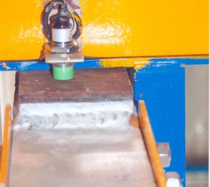 O bien por debajo del bastidor como mostramos en esta fotografía